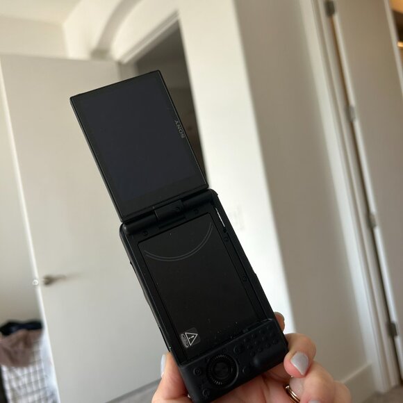 Sony ZV-1F Vlog Camera for Content Creators and Vloggers Black - Picture 3 of 6